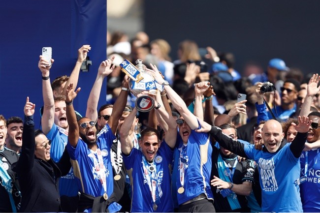 Jamie and Rebekah Vardy lead Leicester celebrations - Bóng Đá