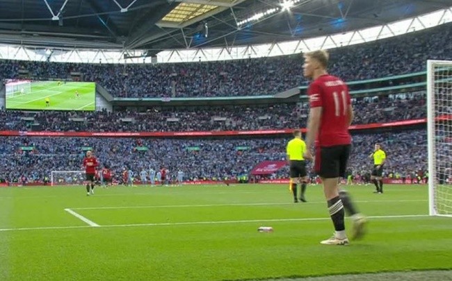 Hojlund chưng hửng vì các đồng đội - Bóng Đá