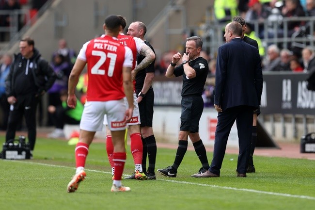 Trận tranh chức vô địch giữa Rotherham và Birmingham bị tạm dừng trong 35 phút - Bóng Đá