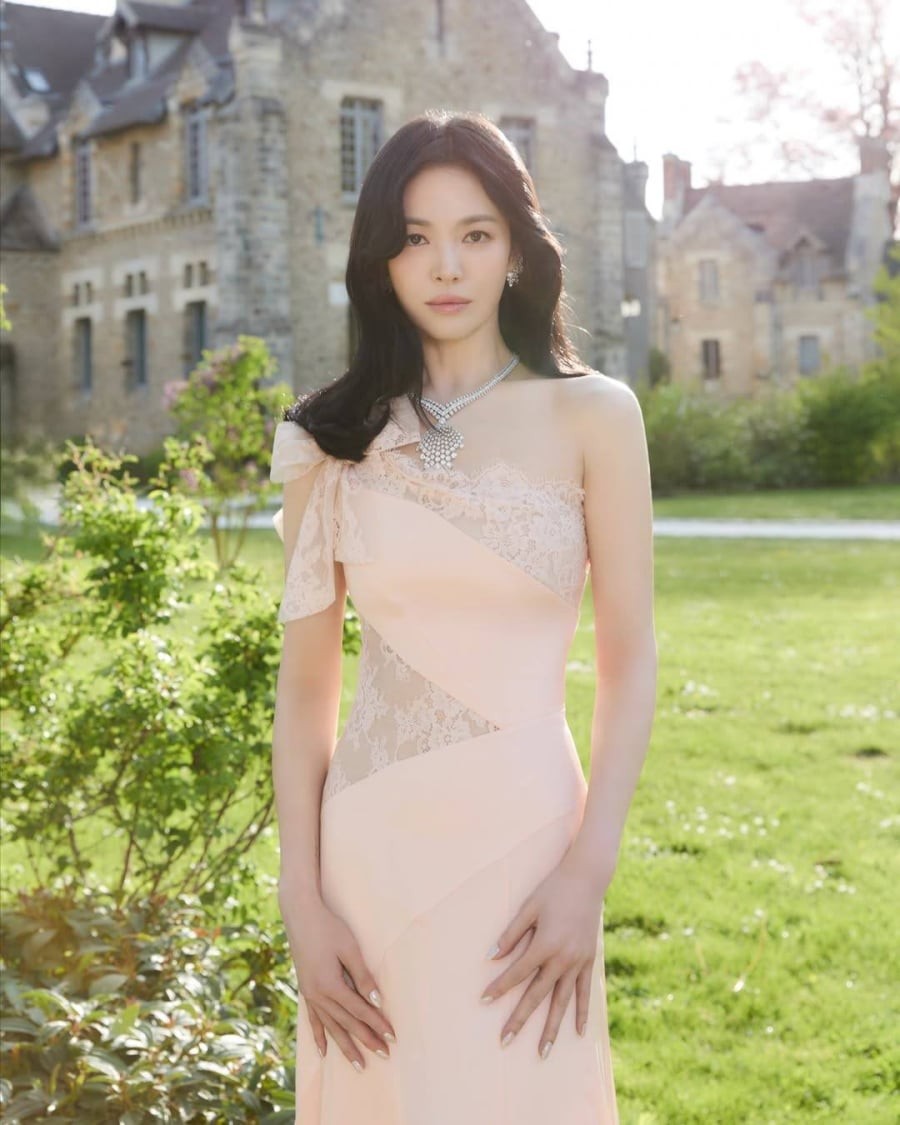 Dù là tóc nối hay tóc giả, tổng thể vẫn mang lại hiệu ứng tự nhiên, giúp gương mặt trở nên hài hòa hơn.