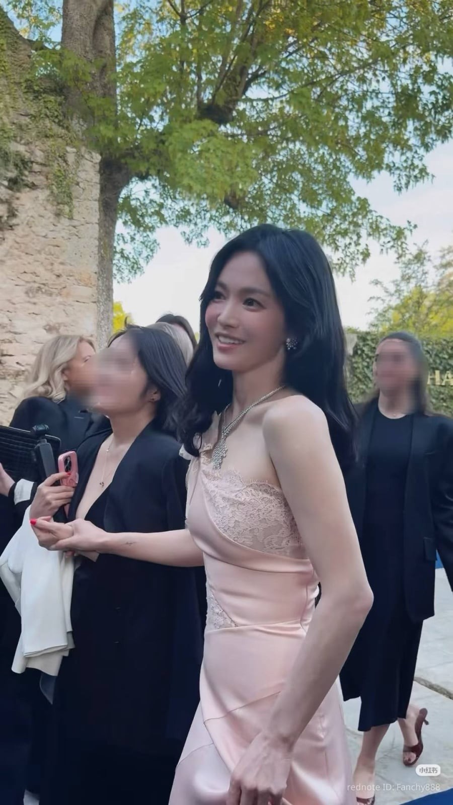 Điểm đáng chú ý của lần xuất hiện này nằm ở việc chỉ cần thay đổi một chi tiết – mái tóc – nhưng đã tạo ra khác biệt lớn trong tổng thể. 