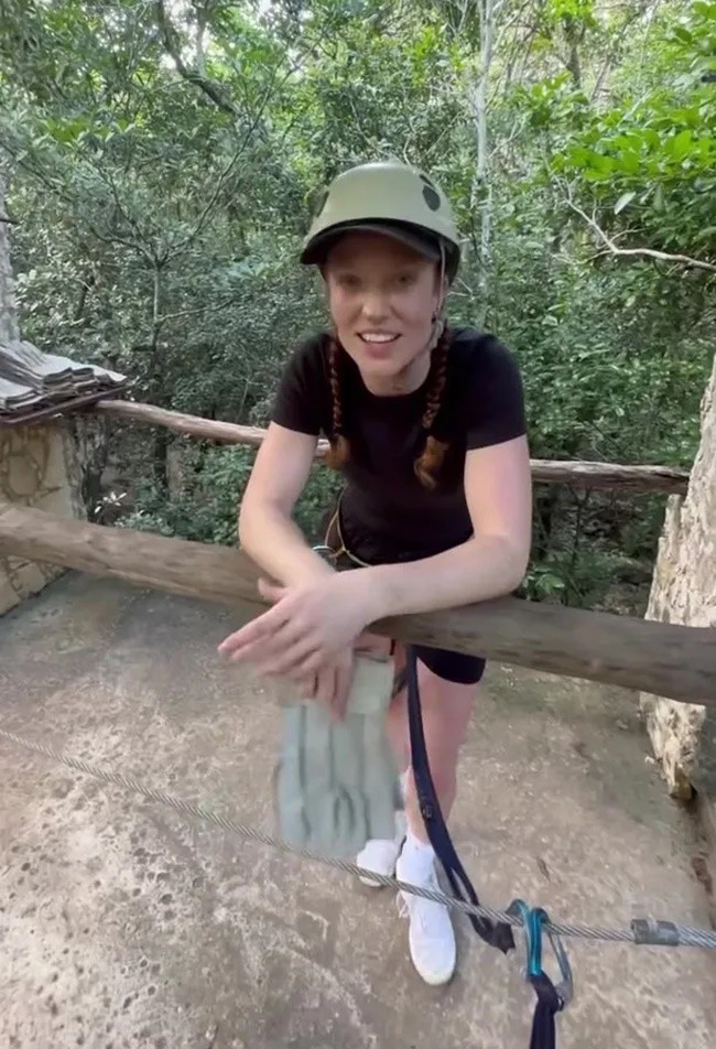 Alex Scott sunbathes in blue and white bikini - Bóng Đá