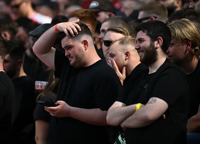 Moment devastated Arsenal fans find out Man City have scored after 79 SECONDS - Bóng Đá