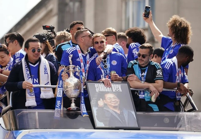 Jamie and Rebekah Vardy lead Leicester celebrations - Bóng Đá