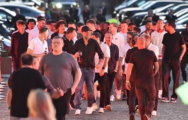 Jurgen Klopp đánh dấu lời chia tay Liverpool của mình bằng cách nhảy trên sân khấu - Bóng Đá