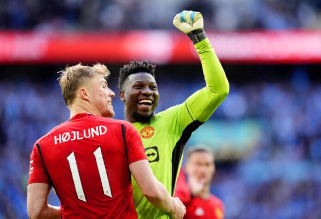 Hojlund chưng hửng vì các đồng đội - Bóng Đá