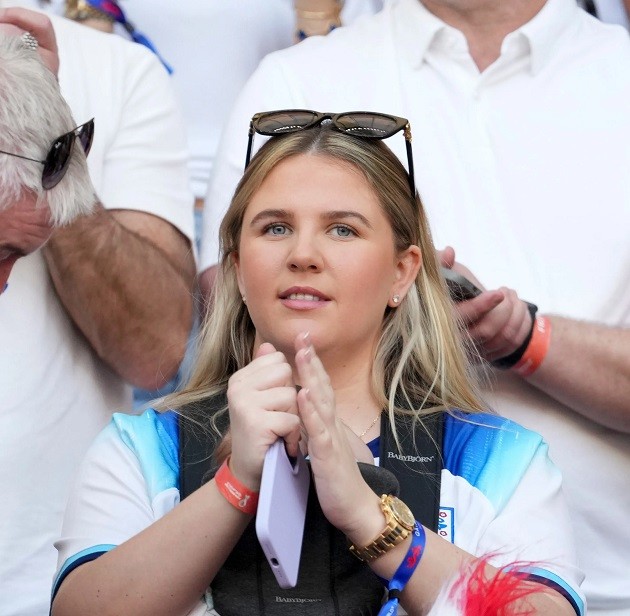 Declan Rice's girlfriend Lauren Fryer deletes all of her pictures after cruel bullying over her appearance - Bóng Đá
