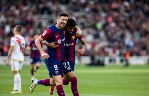 BARCELONA FANS CLASH OVER XAVI & LAPORTA DURING RAYO VALLECANO MATCHUP - Bóng Đá