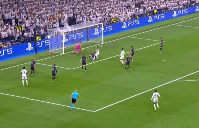 Vinicius cho hàng thủ Bayern 