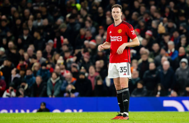 Jonny Evans cứu bóng không tưởng trên vạch vôi - Bóng Đá