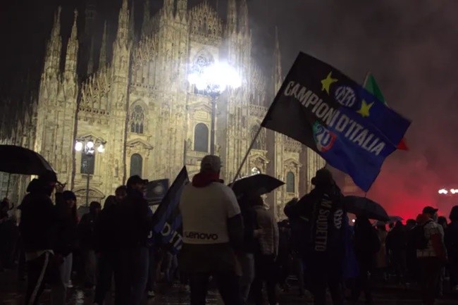 Biển người ăn mừng Inter vô địch Serie A - Bóng Đá