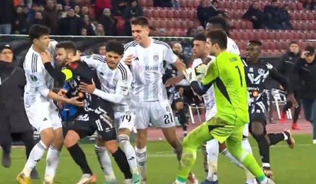 Toàn cảnh Chamberlain thẻ đỏ - Bóng Đá