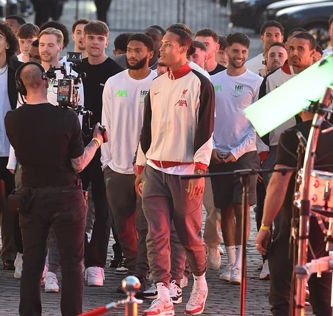 Jurgen Klopp đánh dấu lời chia tay Liverpool của mình bằng cách nhảy trên sân khấu - Bóng Đá