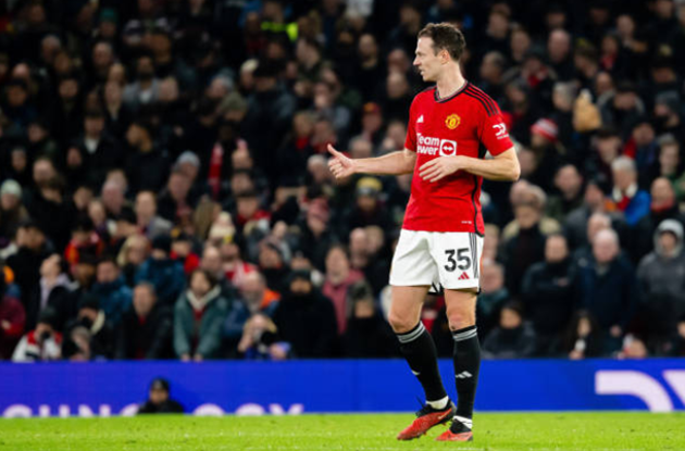 Jonny Evans cứu bóng không tưởng trên vạch vôi - Bóng Đá