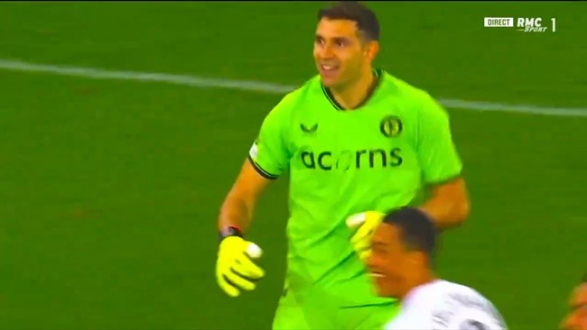 Emi Martinez là kẻ phản diện hoàn hảo - Bóng Đá