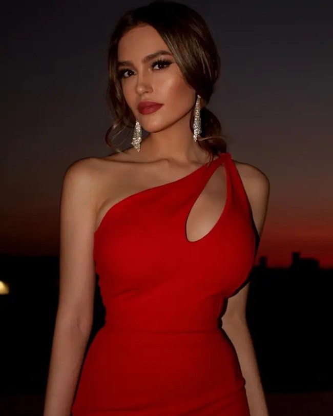 Gặp Eva Murati, Laura Woods người Albania, người dẫn chương trình Champions League và người mẫu nội y quyến rũ - Bóng Đá