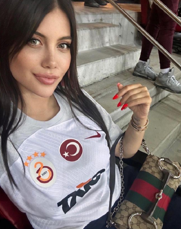 Wanda Nara khoe vòng 1 khủng ngày Icardi nhận giải - Bóng Đá