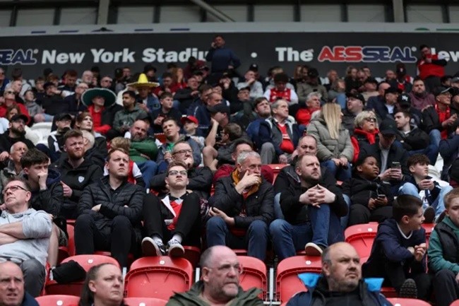 Trận tranh chức vô địch giữa Rotherham và Birmingham bị tạm dừng trong 35 phút - Bóng Đá