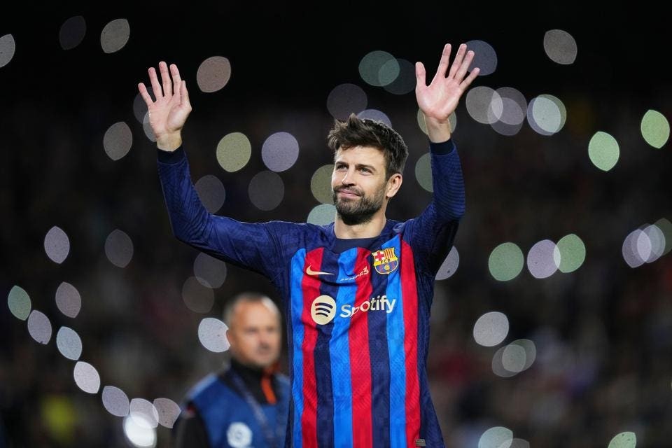 Barcelona legend Gerard Pique has used social media to announce he will return to football - Bóng Đá