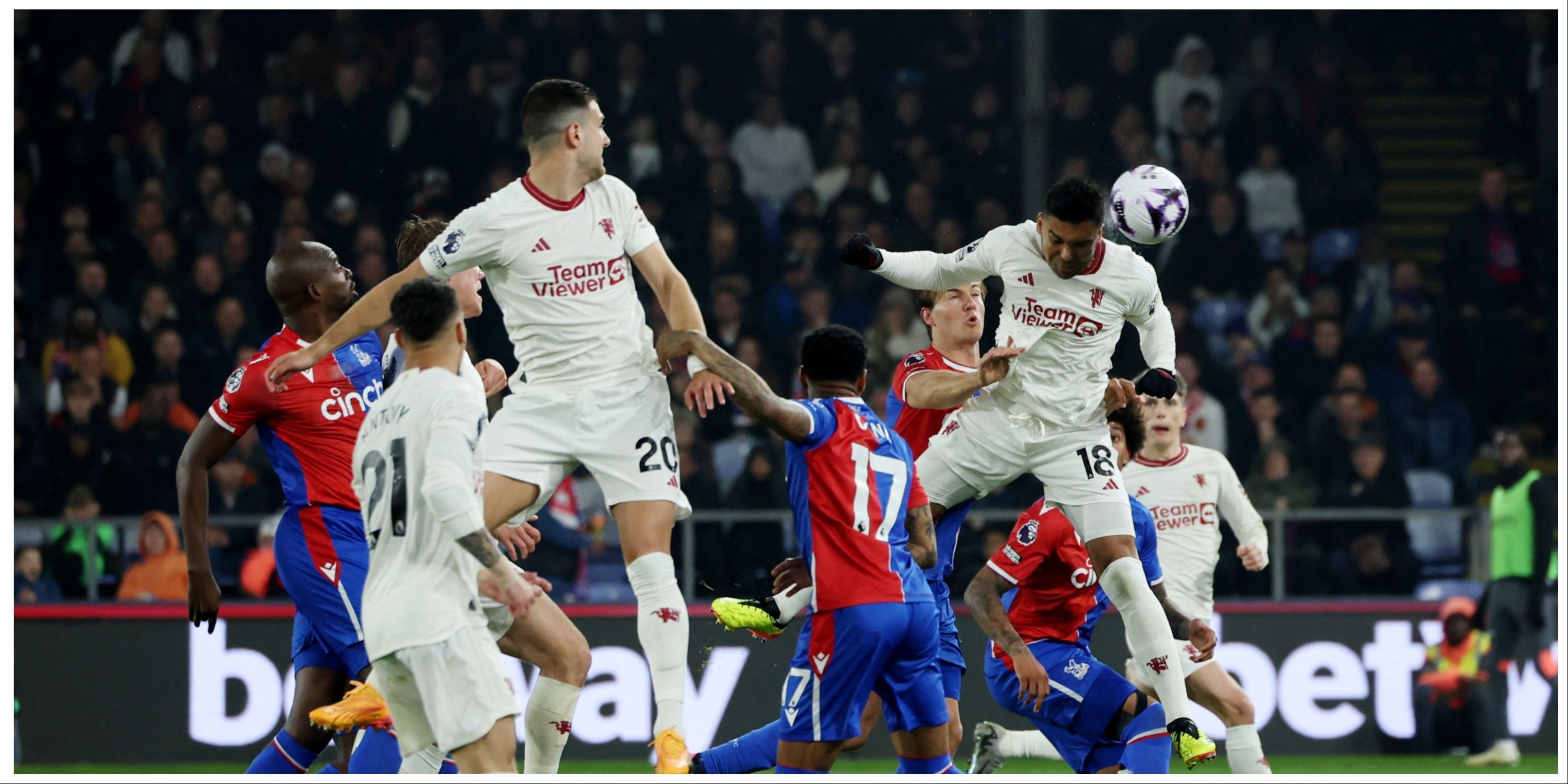 Hình ảnh điên rồ trong trận Palace 4-0 Man Utd - Bóng Đá