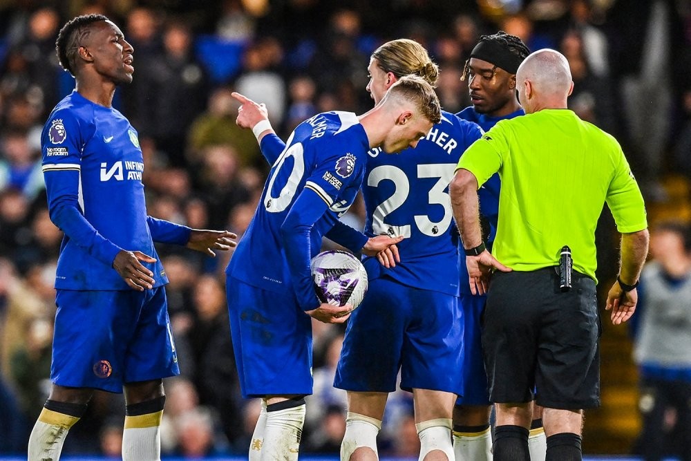 Cesc Fabregas speaks out on Chelsea's penalty fiasco as he warns arguments over who takes spot-kicks can cause 'bad vibes'  - Bóng Đá