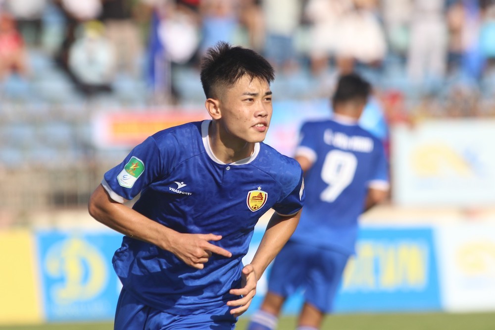 Trò cưng thầy Troussier gặp vấn đề, HLV V-League nói rõ sự tình - Bóng Đá