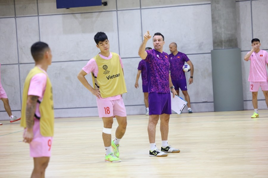 Thể Công Viettel chiêu mộ HLV Brazil, ĐT futsal Việt Nam đã sẵn sàng cho trận play-off - Bóng Đá