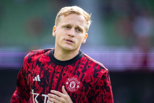 Man Utd boss Erik Ten Hag provides update on Donny Van De Beek’s future - Bóng Đá