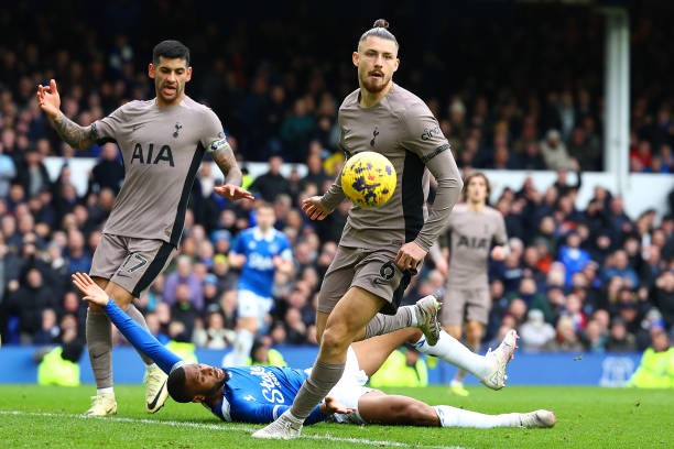 Người đại diện của Radu Dragusin đặt câu hỏi về chiến thuật của Tottenham - Bóng Đá