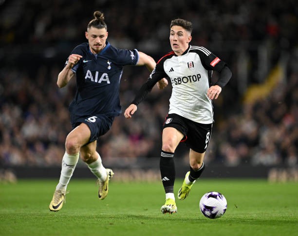 Người đại diện của Radu Dragusin đặt câu hỏi về chiến thuật của Tottenham - Bóng Đá