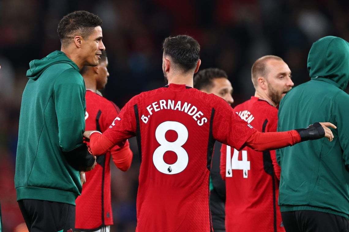 Hai cầu thủ cùng lúc vẫy tay tạm biệt M.U; Varane lấy nước mắt - Bóng Đá