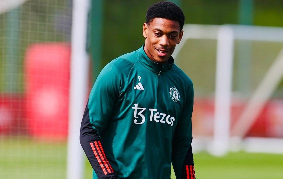 Cầu thủ bị lãng quên xuất hiện trên sân tập Man Utd - Bóng Đá