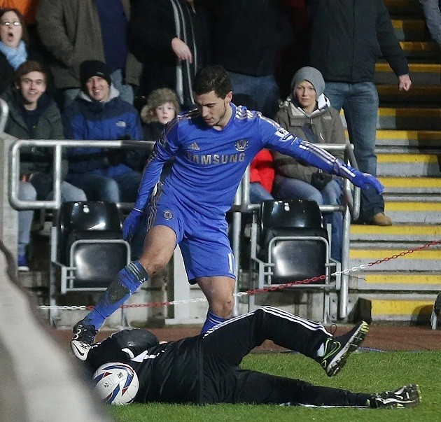 Ballboy kicked by Eden Hazard now worth £55m as Bernd Leno follows in ex-Chelsea star's footsteps - Bóng Đá