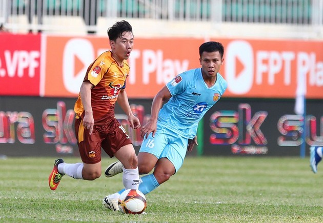 Kiatisuk từ chức tại CAHN; Ông Kim Sang-sik họ Văn Lâm, 