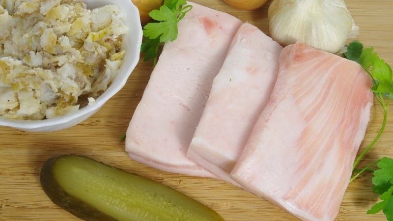 Mỡ lợn chứa một số thành phần có lợi cho làn da, trong đó đáng chú ý là vitamin D và các axit béo như axit oleic.