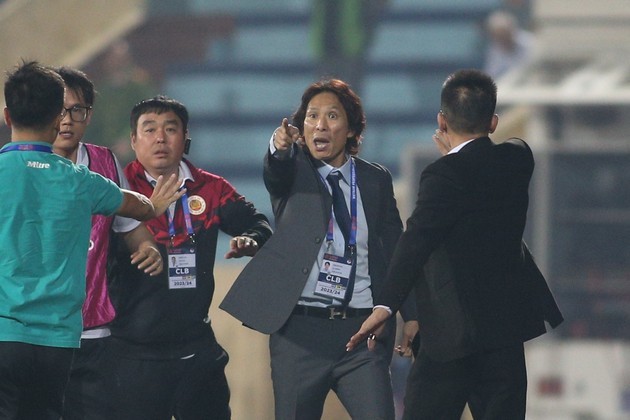 HLV Gong: Từ va chạm tay tiếng đến dấu hỏi lớn về năng lực - Bóng Đá