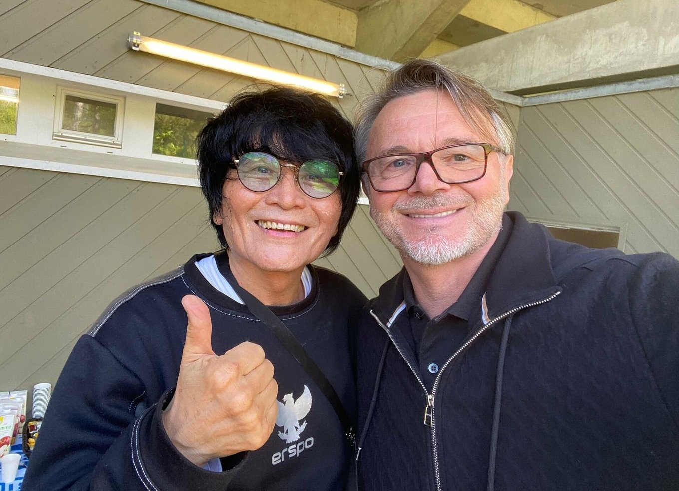 HLV Troussier xuất hiện trong ngày U23 Indonesia vỡ mộng Olympic - Bóng Đá