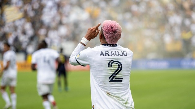 Barca tính chiêu  mộ Julian Araujo  - Bóng Đá