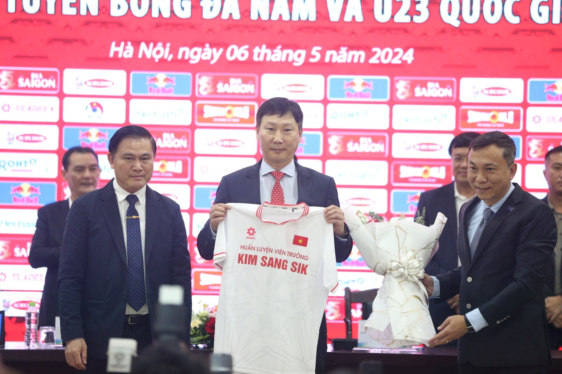 Báo Thái Lan đánh giá HLV Kim Sang-sik cao hơn thầy Park - Bóng Đá