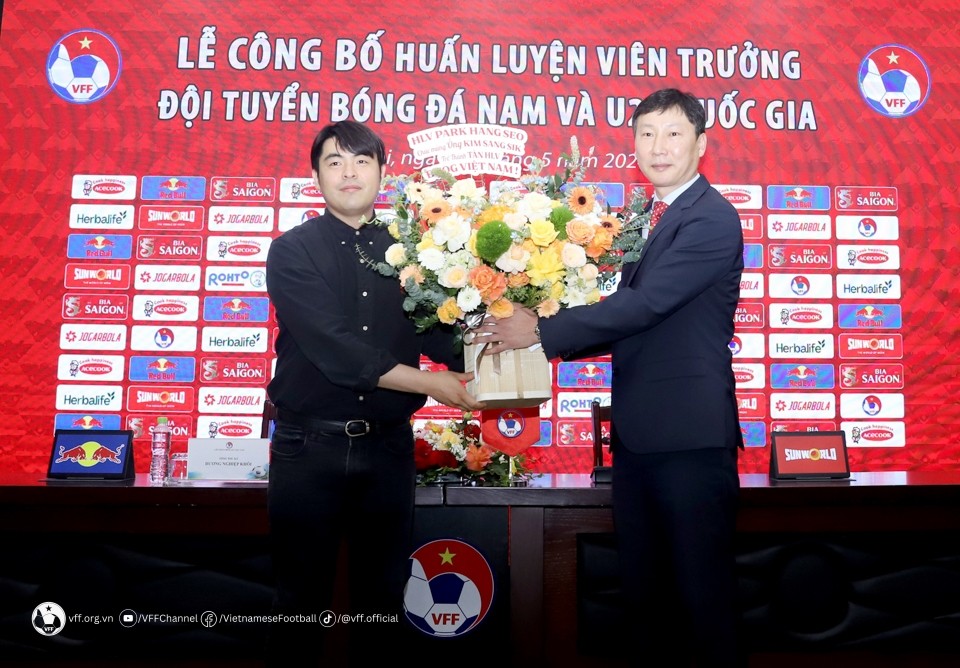 Sự khôn ngoan của tân HLV trưởng tuyển Việt Nam - Bóng Đá