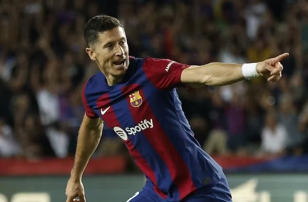 Barcelona 'looking to avoid £5.2m pay rise in Robert Lewandowski contract' - Bóng Đá