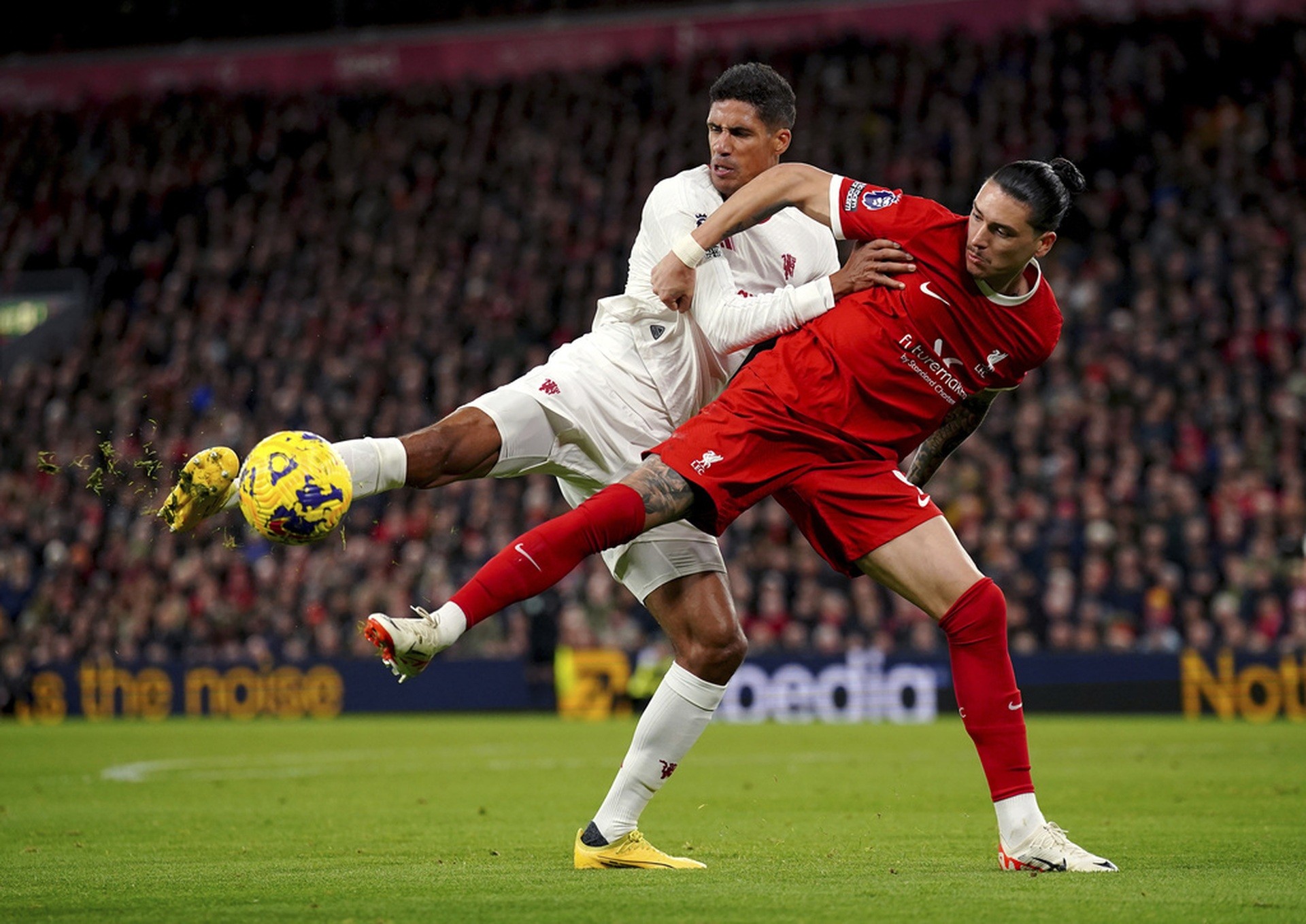 Salah hoàn toàn bị Man Utd bóp nghẹt - Bóng Đá