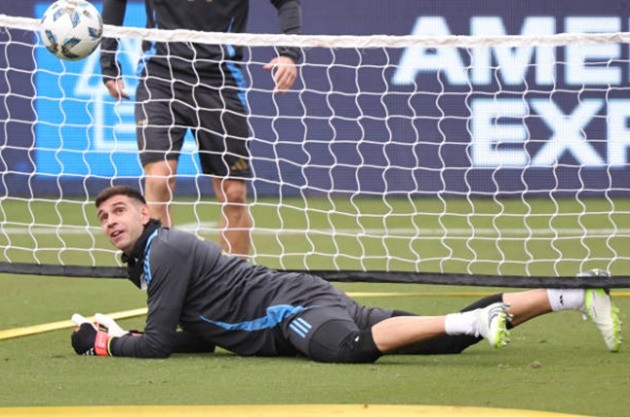 Chelsea attentive to GK market as transfer expert responds to links with Premier League star - Martinez - Bóng Đá