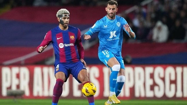 Araujo chỉ muốn đến Premier League nếu rời Barca - Bóng Đá