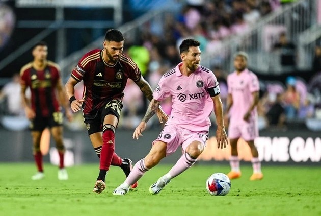 Sân cỏ nhân tạo có làm khó được Messi? - Bóng Đá