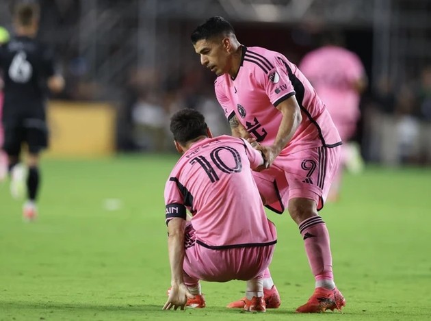 Sân cỏ nhân tạo có làm khó được Messi? - Bóng Đá