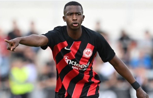 Eintracht Frankfurt would demand a substantial fee of around €50-€60M to consider selling Willian Pacho.  - Bóng Đá