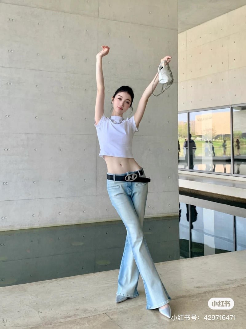 Sự trở lại của phong cách Y2K kéo theo nhiều item mang tinh thần phóng khoáng, trong đó có quần jeans ống suông cạp trễ. 