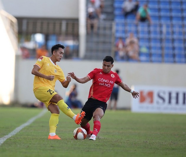 Văn Toàn, Tiến Linh báo tin dữ tới HLV Kim Sang-sik; Kiatisuk nhận lỗi lớn - Bóng Đá