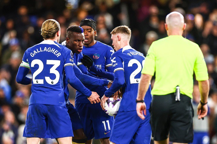 Chelsea legend Ruud Gullit slams club as 'horrible' and 'embarrassing' and blasts the ENTIRE squad claiming 'they all think they're better than they are' - Bóng Đá